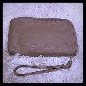 Chic buds clutchette power